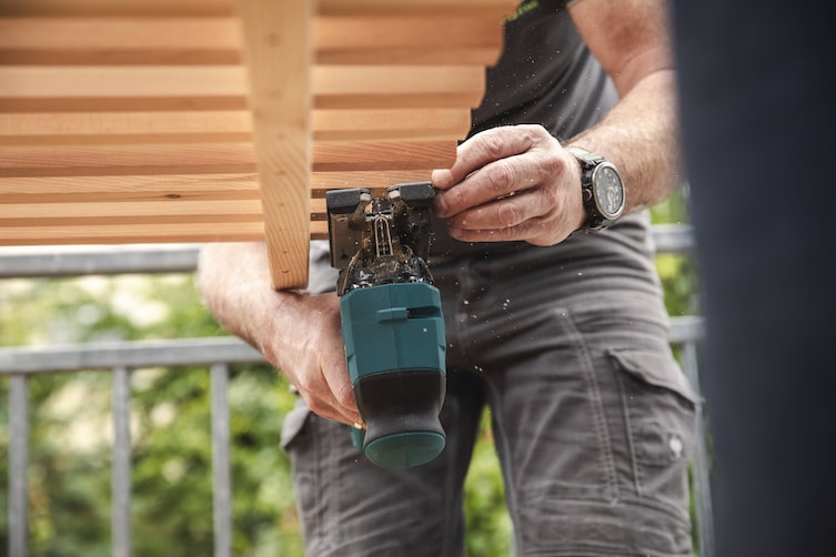 Die Holzlatten werden mit der Makia Pendelhubstichsäge angepasst.