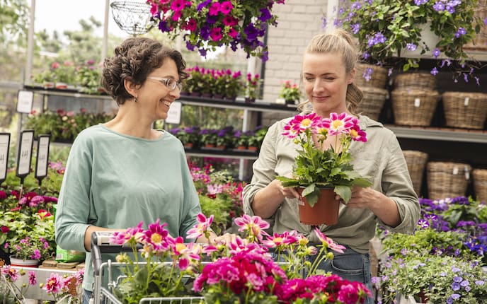 Cosima und Theresia beim Pflanzenkauf.