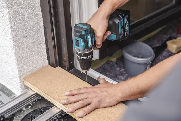 Der Terrassenboden wird mit dem Makita-Akkuschraber befestigt.