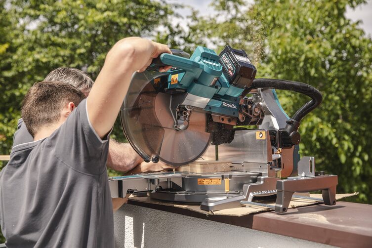 Der Terrassenboden wird mit der Makita Kappsäge zurechtgeschnitten.