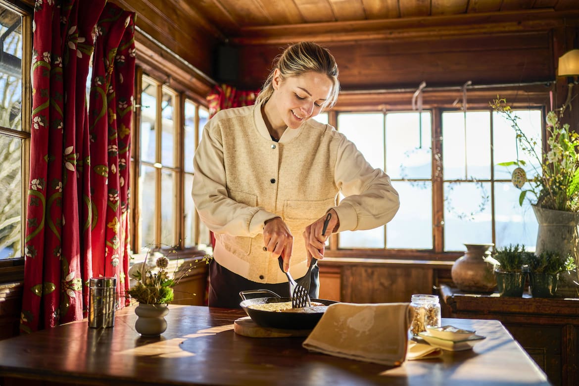 Paula bereitet den Kartottenscharrn zu.