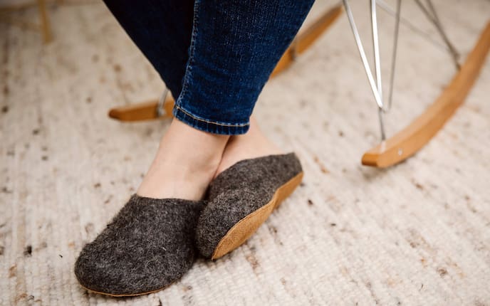 Hausschuhe aus Schafwolle, warme Füße, Servus am Marktplatz