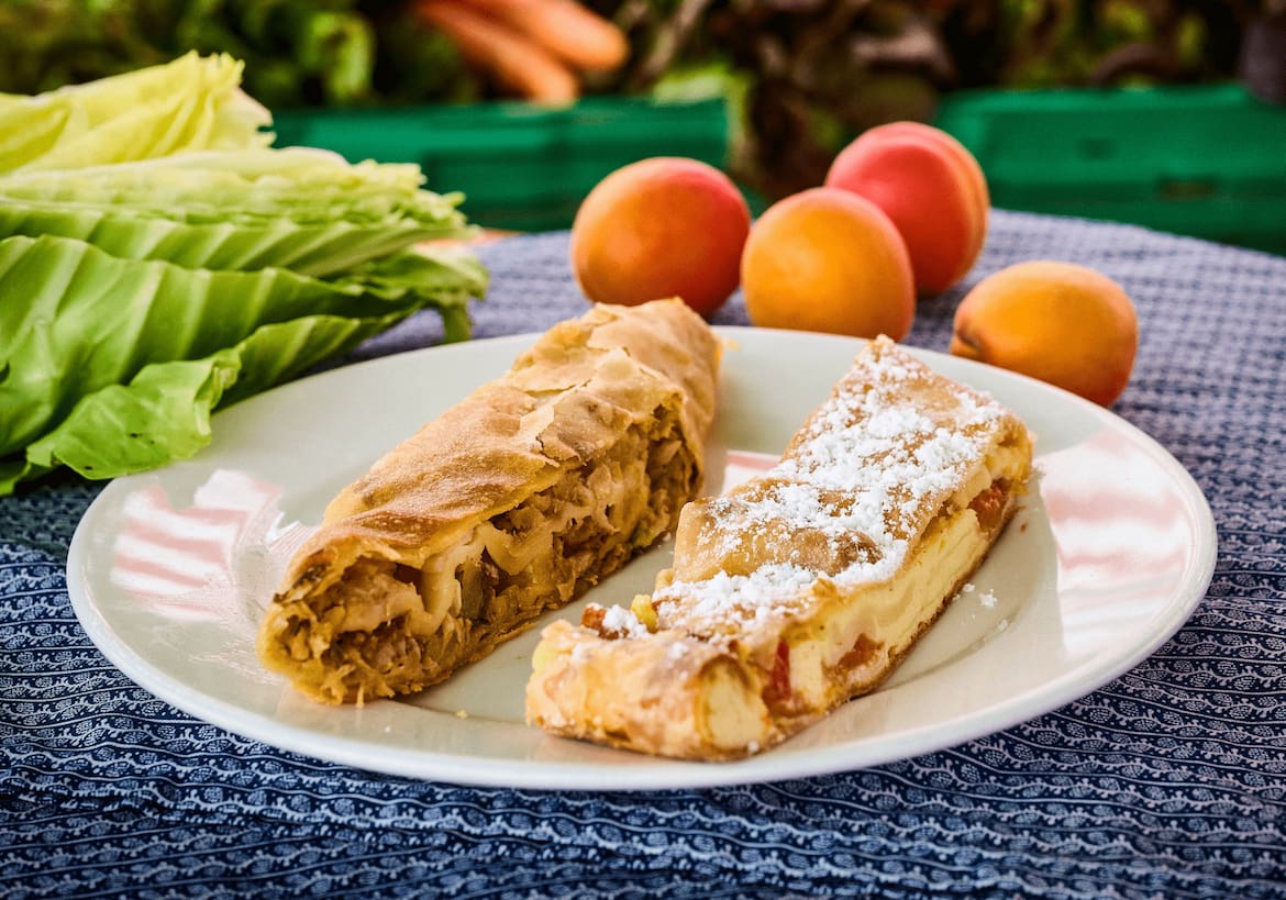 Zwei gebackene Strudel: ein Topfenstrudel und ein Krautstrudel.