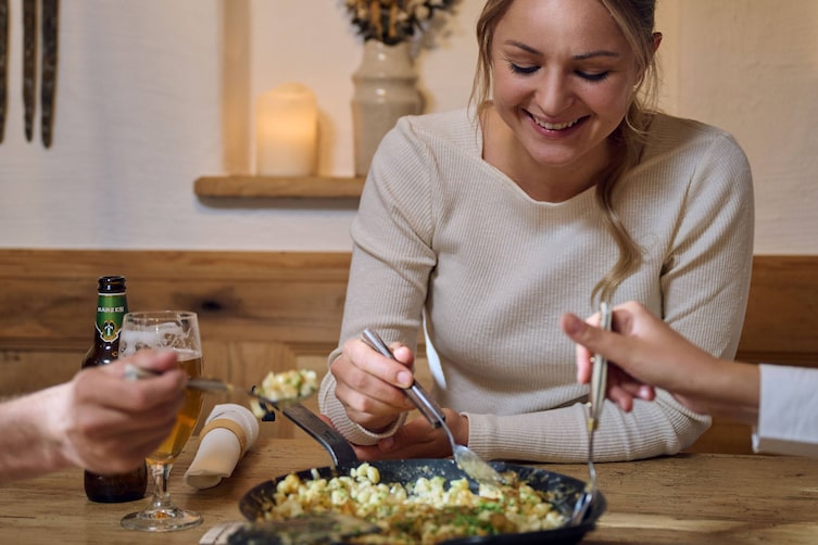 Paula Bründl isst Kasnocken, Servus am Marktplatz
