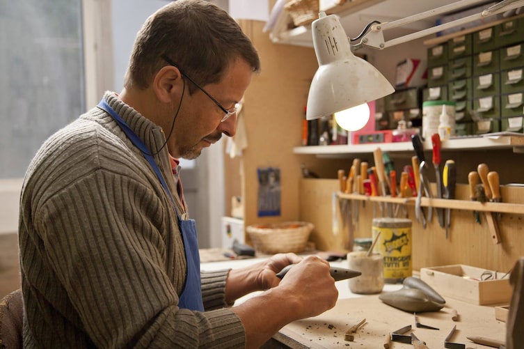 Georg Plaschke in seiner Werkstatt