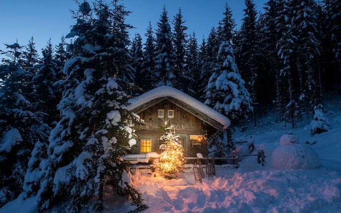 Almhütte im Schnee, Weihnachten, Wald im Winter