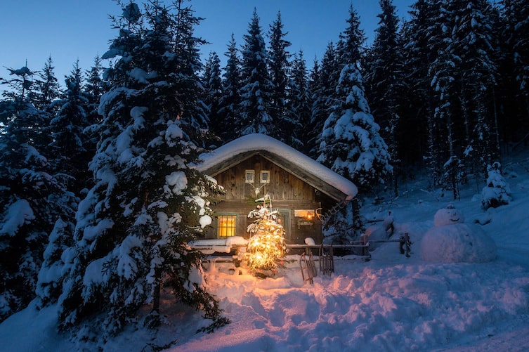 Almhütte im Schnee, Weihnachten, Wald im Winter