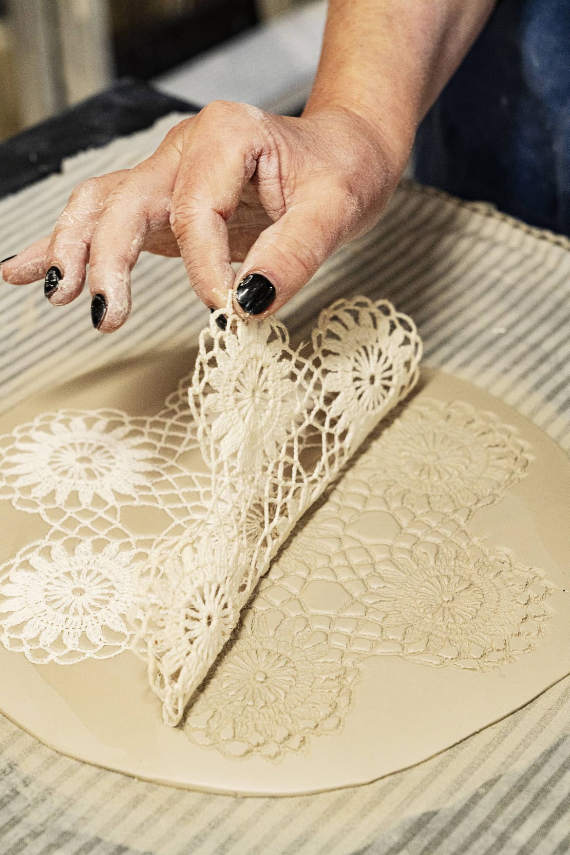 Mit einem Spitzdeckchen wird ein Muster eingeprägt. Servus