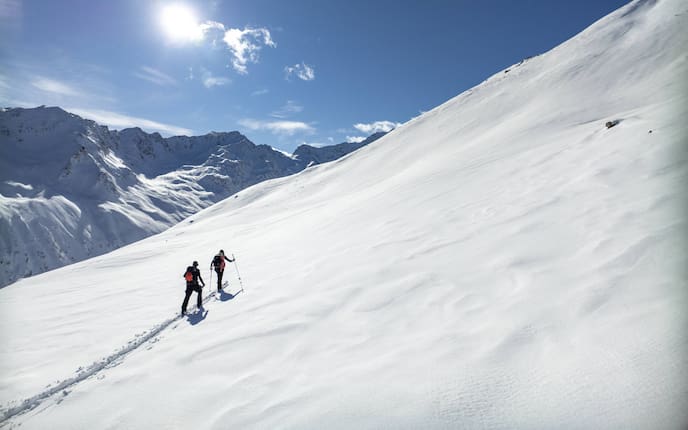 Skitour in Tirols Bergen zur Berghütte, Servus