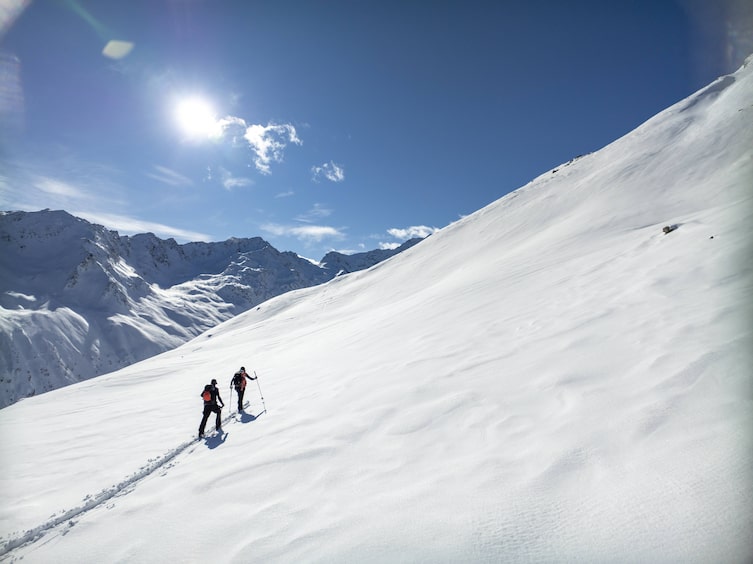 Skitour in Tirols Bergen zur Berghütte, Servus