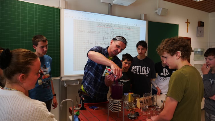 Wirt Leo Salcher wie er mit Schülern kocht