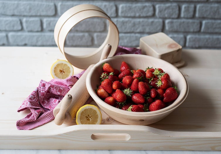 frische Erdbeeren, Zitronenhälften, Geschirrtuch, Nudelwalker, Nudelbrett, Mehlsieb, Butterdose, cookingCatrin, Rezept, Backzubehör