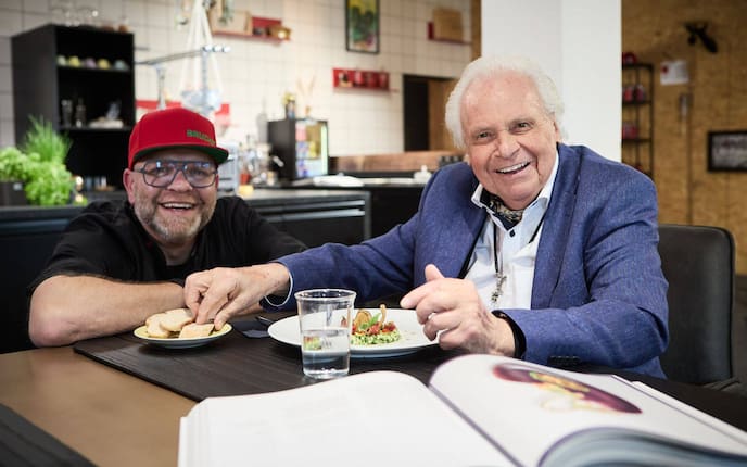 Eckart Witzigmann posiert für ein Foto mit Jörg Bruch im Kochstudio Bruchstücke