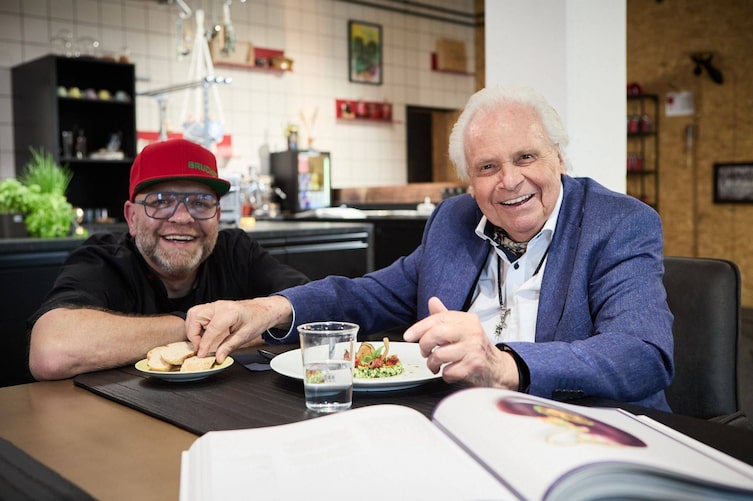 Eckart Witzigmann posiert für ein Foto mit Jörg Bruch im Kochstudio Bruchstücke