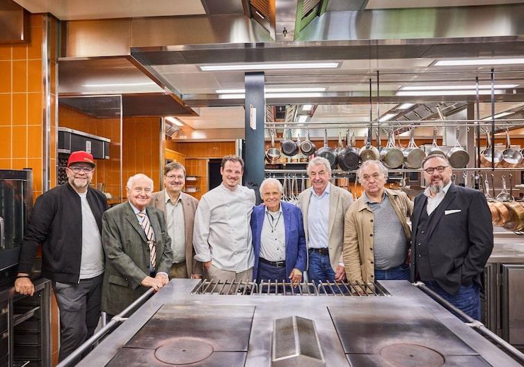 Eckart Witzigmann mit Kollegen von Früher in der Küche des Restaurant Tantris