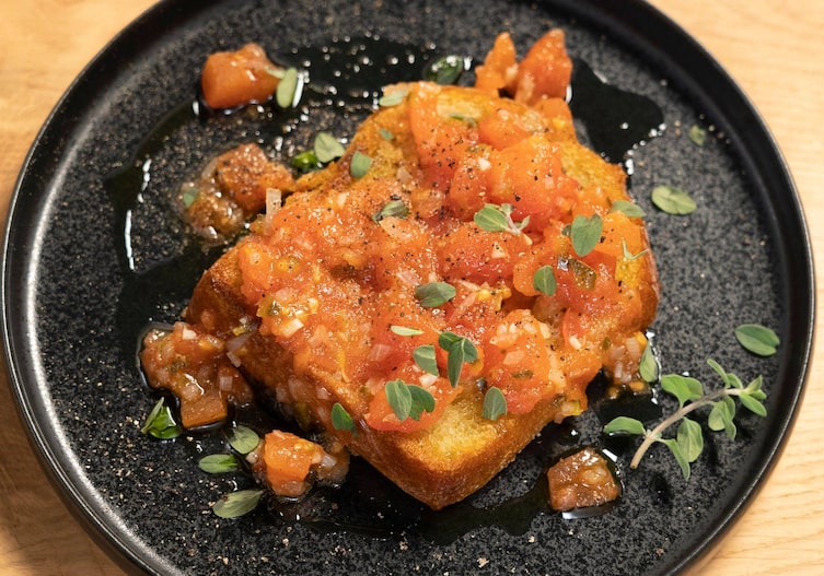 Feuriges Paradeiskompott, Tomaten, Thymian, getoastetes Weißbrot, Öl, Servus Rezept