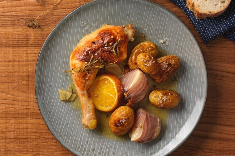 Huhn, Hühnerkeule, gebraten, Orangenscheiben, rote Zwiebel, Kartoffel, Sauce, Rosmarin, Hauptspeise, Fleisch, Rezept, Miele