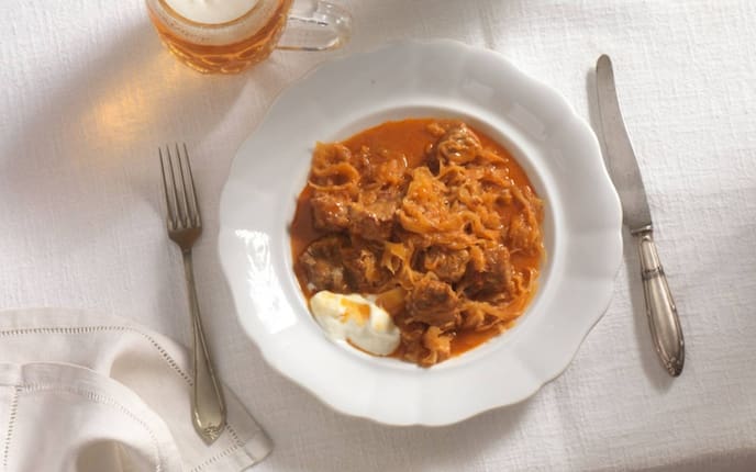 Szegediner Krautfleisch, Gulasch, Krautfleisch, Sauerrahm, Bier, Hauptspeise, Servus Rezept