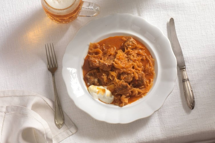 Szegediner Krautfleisch, Gulasch, Krautfleisch, Sauerrahm, Bier, Hauptspeise, Servus Rezept