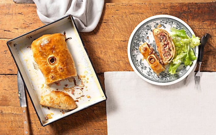 Fleischstrudel, Selchfleisch, Bratrein, Teller, Endiviensalat, Besteck, Hauptspeise, Servus Rezept