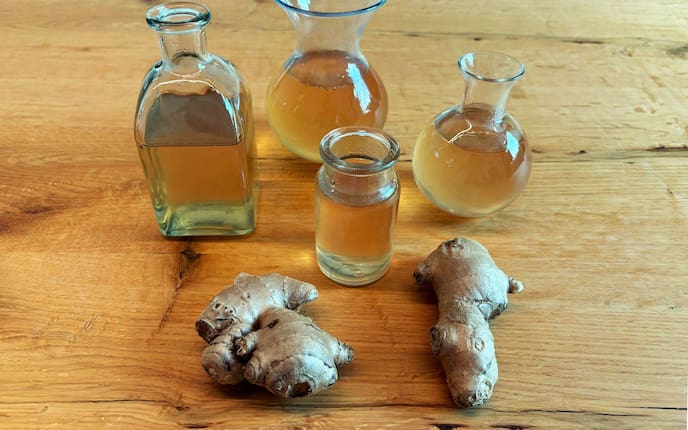 Ingwersirup in kleinen Fläschchen