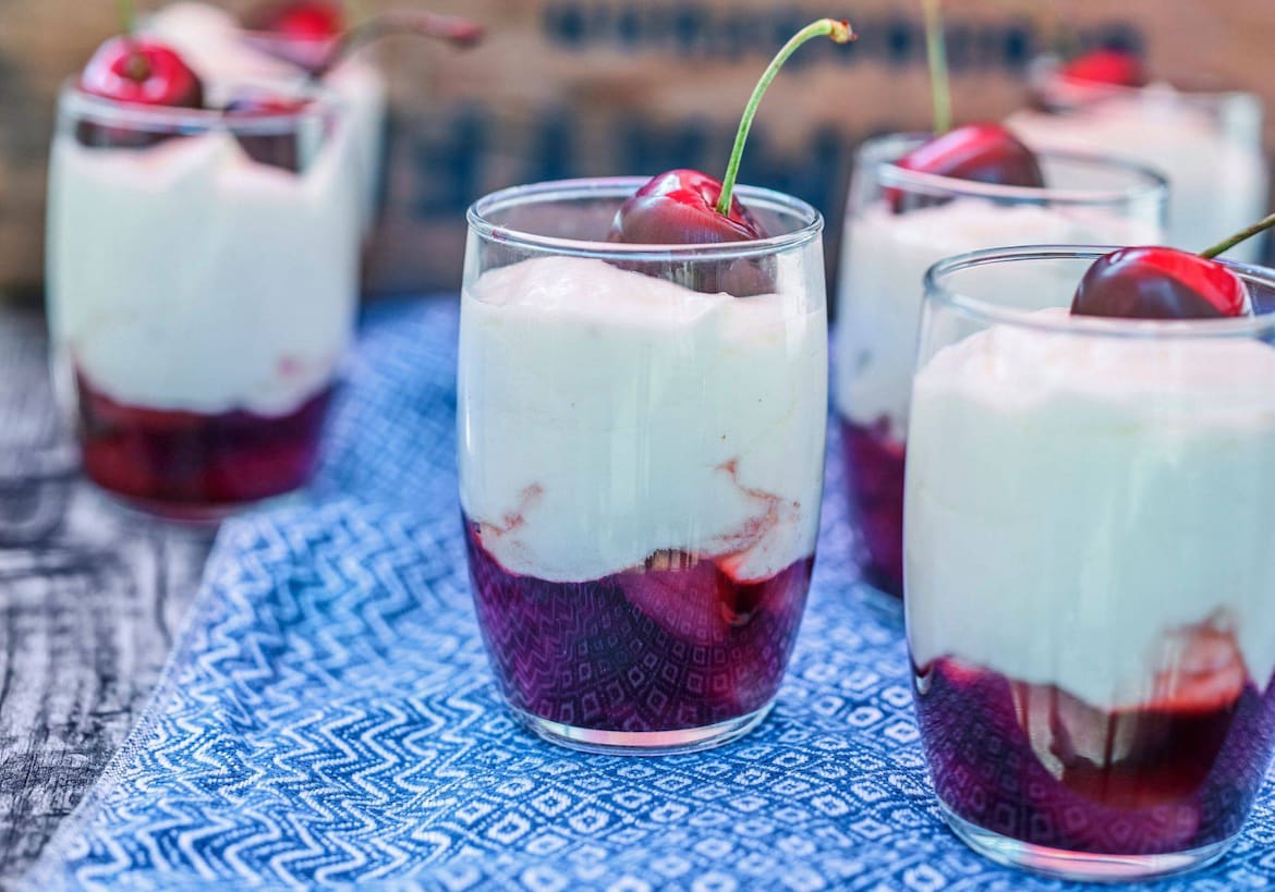 Karamellkirschen mit Minzjoghurt und Schokokirschen