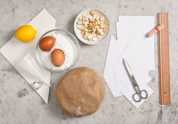 Lebkuchenhaus, Zutaten, Zitrone, Eier, Zucker, Mandeln, Papier, Schere, Zahnstocher, Holzlineal, Ausstecher