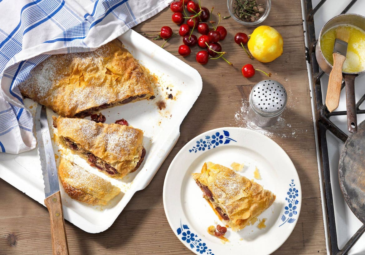 Ein Blech mit köstlichem Kirschstrudel
