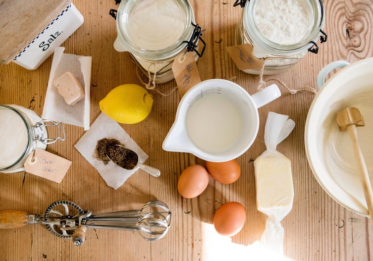 Germteig-Osterhaserl, Zutaten, Salz, Mehl, Messbecher, Zitrone, Zucker, Butter, Eier, alter Schneebesen, Quirrler, Schüssel