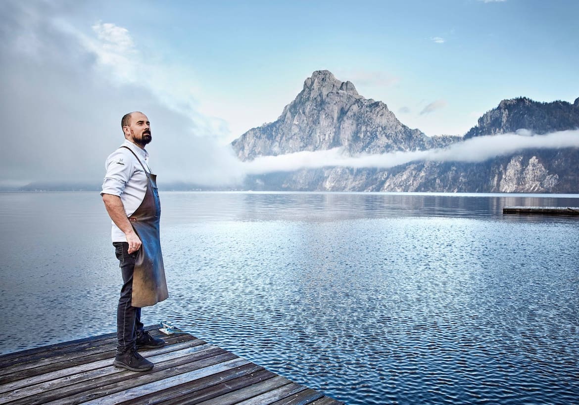 Lukas Nagl auf dem Steg des Hotels „Das Traunsee“ in Oberösterreich.