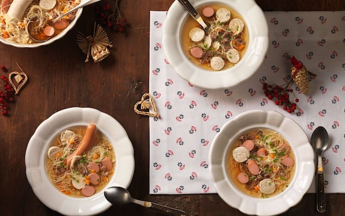 Die Mettensuppe mit Würsteln gehört vor allem in Salzburg zur weihnachtlichen Tradition.