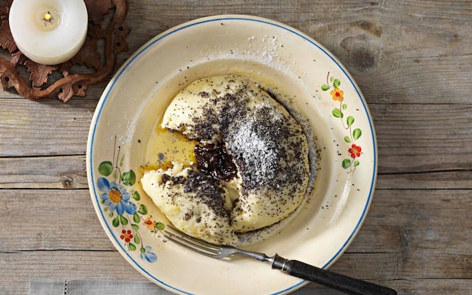 Germknödel, Butter, Mohn, Staubzucker, Powidl, Kerze, Gabel, Süßspeise, Nachspeise, Servus Rezept, Omas Kochbuch