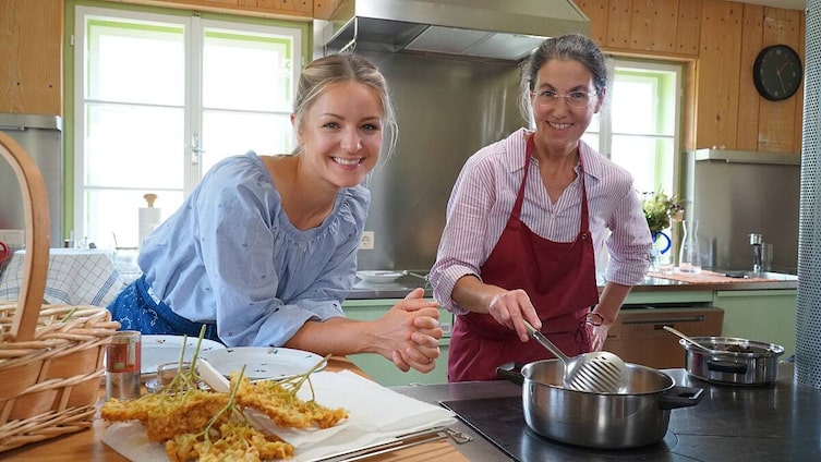 Paula Bründl und Astrid Unterguggenberger beim Zubereiten der köstlichen Holunderstrauben.