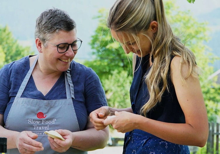 Köchin Ingeborg Daberer (links) und Paula Bründl (rechts) krendeln gemeinsam.