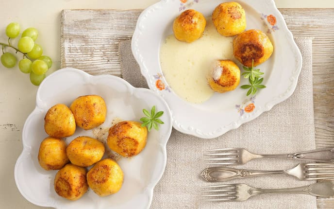 Polentaknödel, mit Trauben gefüllt (Bild: Eisenhut & Mayer)