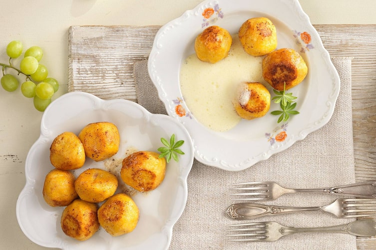 Polentaknödel, mit Trauben gefüllt (Bild: Eisenhut & Mayer)