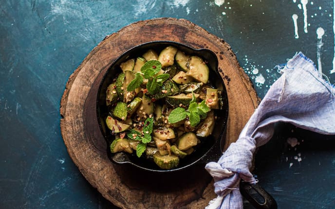 Pfandl, Zucchini gebraten, Minze, Gewürze, Stoffserviette