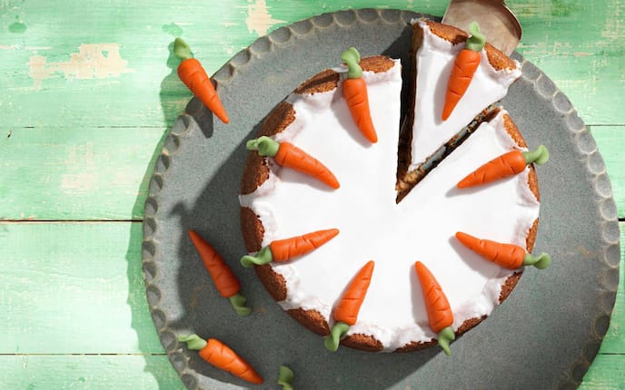 Saftiger Karottenkuchen mit Zuckerglasur und Marzipankarotten, Rezept