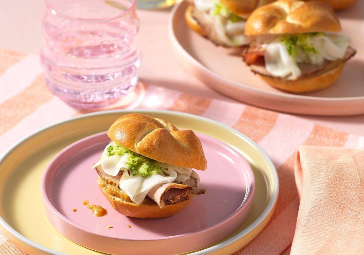 Semmerl mit Schweinsbraten und Mairüben, Servus