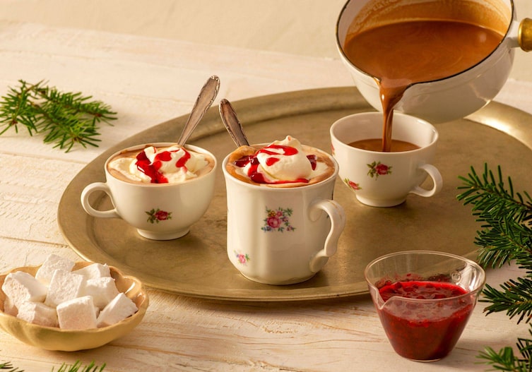 Heiße Schokolade mit Preiselbeeren, warme Getränke für Weihnachten