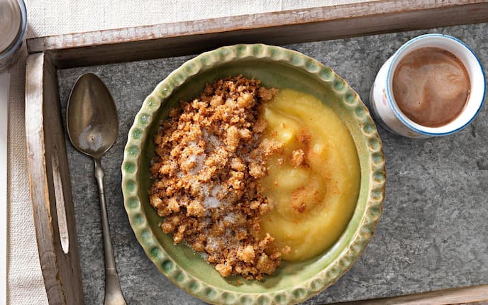 Riebel mit Apfelmus auf einem Tablett angerichtet mit einem Häferl Kakao.