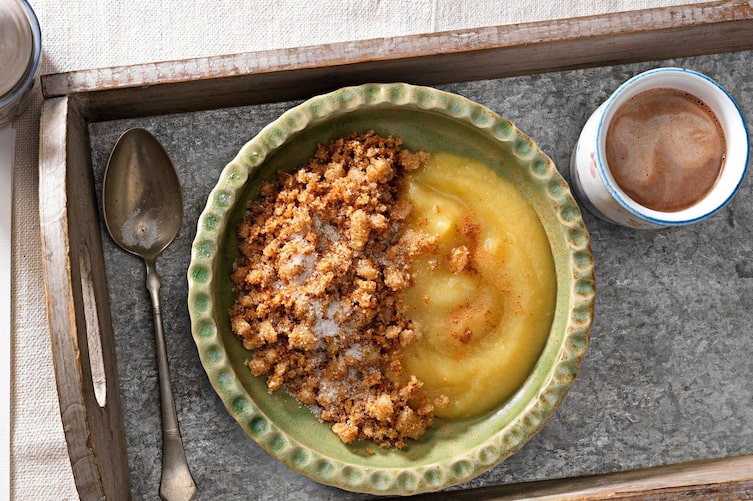 Riebel mit Apfelmus auf einem Tablett angerichtet mit einem Häferl Kakao.