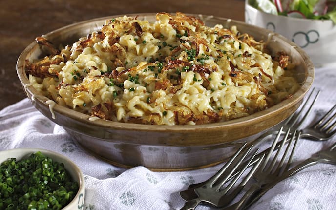 Walser Kääsknöpfle, Hüttenerezept, überbackene Käsespätzle, Röstzwiebeln