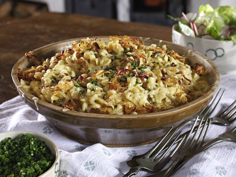 Walser Kääsknöpfle, Hüttenerezept, überbackene Käsespätzle, Röstzwiebeln
