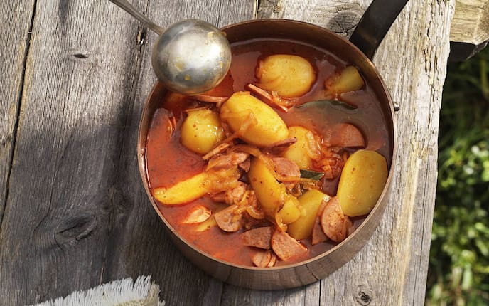 Erdäpfel, Zwiebel, Wurst, Kartoffel, Gulasch, Hauptspeise, Servus Rezept