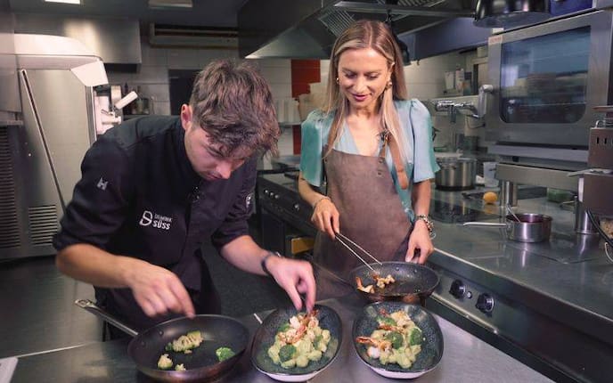 Dominik Süß und Iris Pohl bereiten gemeinsam gschmackige Gerichte zu.