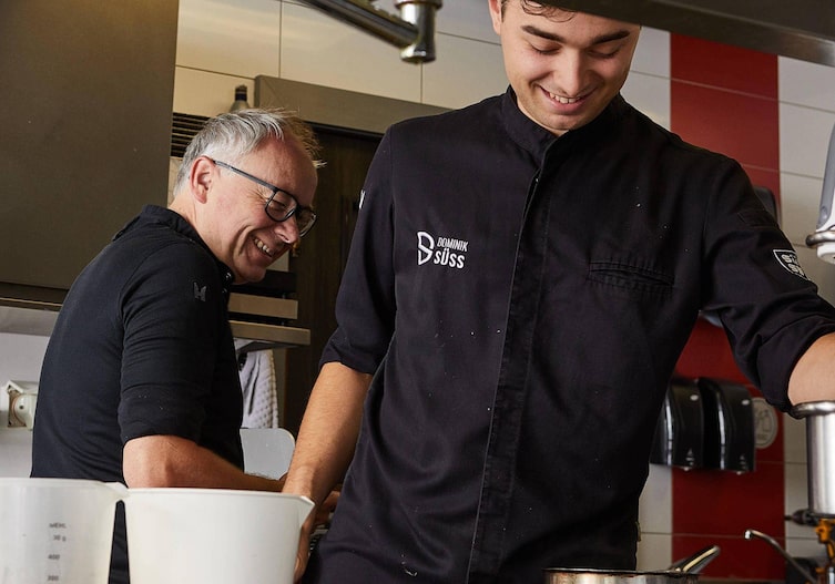Dominic Süss mit seinem Vater Johannes in der Küche.