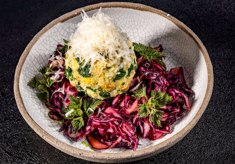 Brennnesselknödel mit flüssigem Käsekern und mariniertem Rotkraut