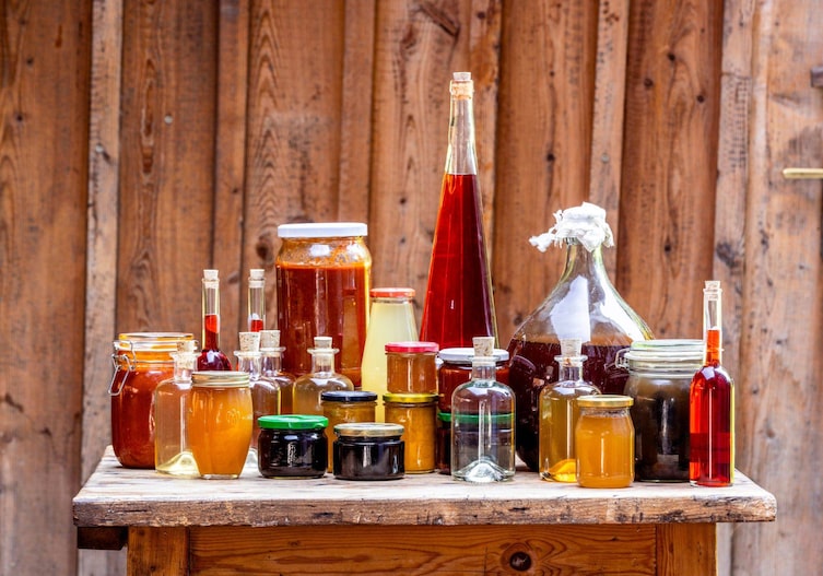 Essige und Marmeladen in diversen Gläsern