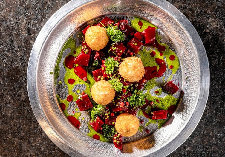 Gebackene Ziegenkäsebällchen auf Rote-Rüben-Ragout